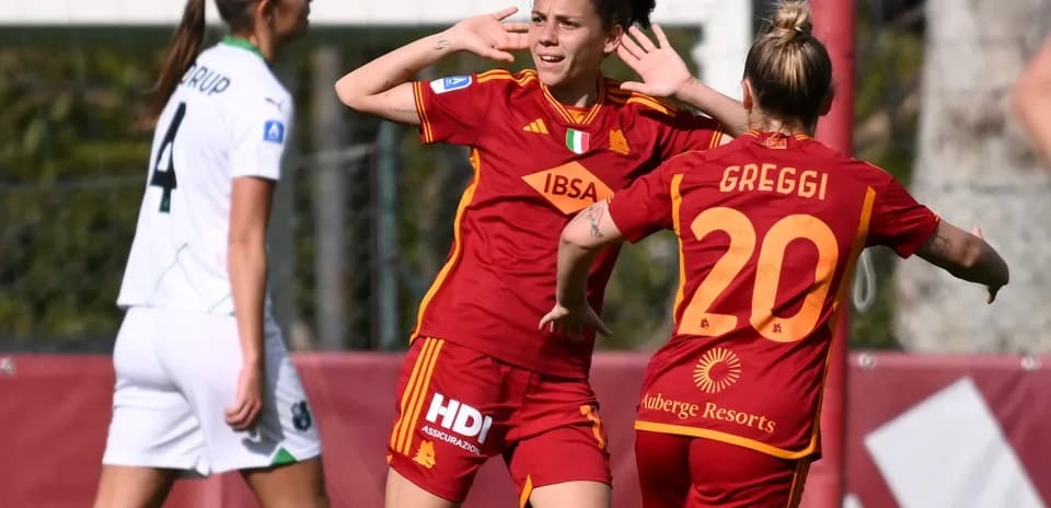Roma W players celebrating during match