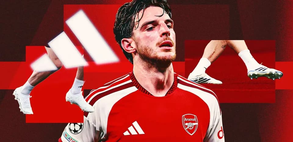 Arsenal player in red kit with soccer cleats