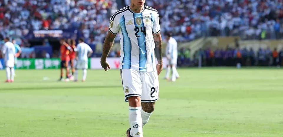 Player in Argentina jersey walking on the pitch