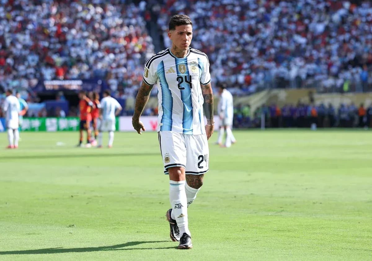 Player in Argentina jersey walking on the pitch