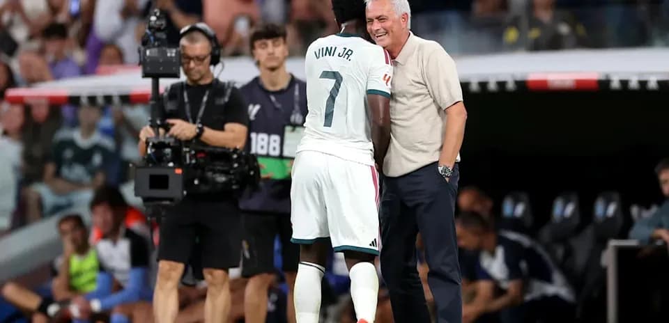 Vini Jr. interacting with coach during match