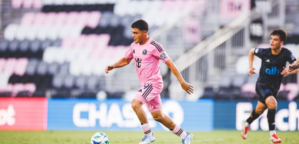 Inter Miami II player dribbling during match
