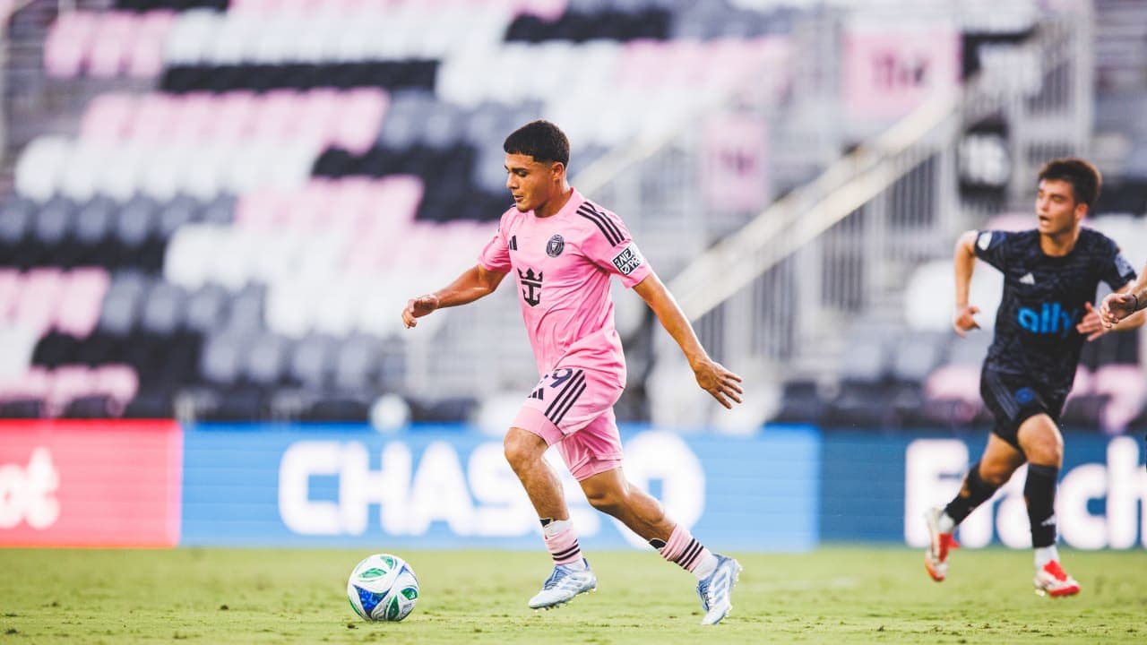 Inter Miami II player dribbling during match