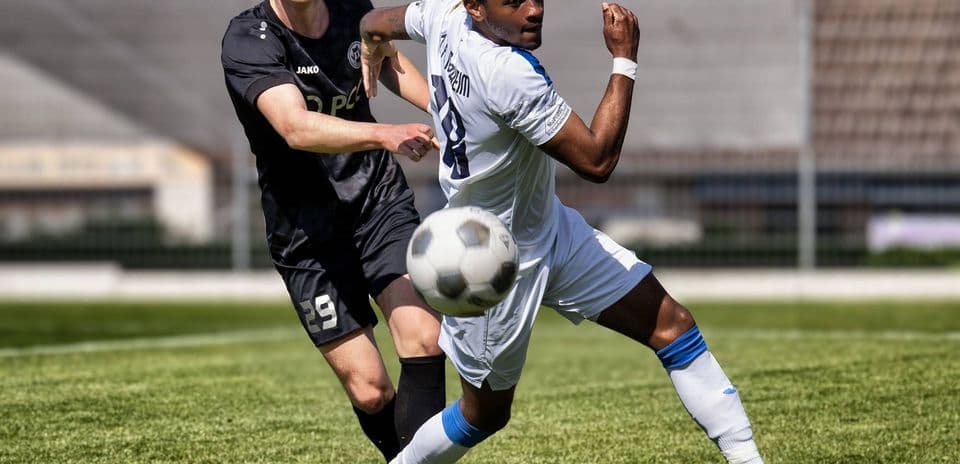 Player from Monheim passing the ball against Germania Ratingen