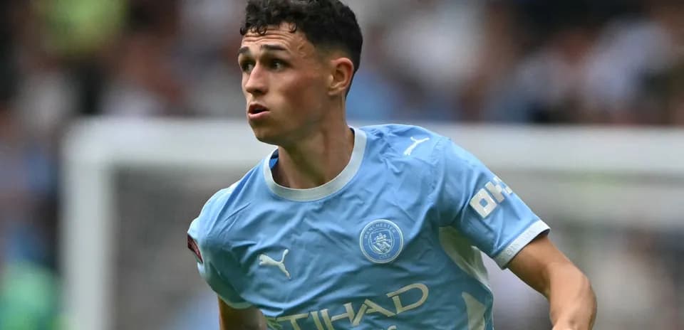 Player in Manchester City kit running on the field