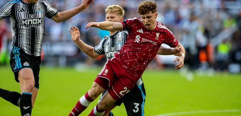 Newcastle and Liverpool players competing for the ball