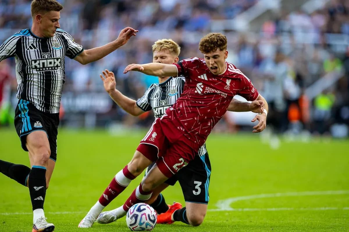 Newcastle and Liverpool players competing for the ball