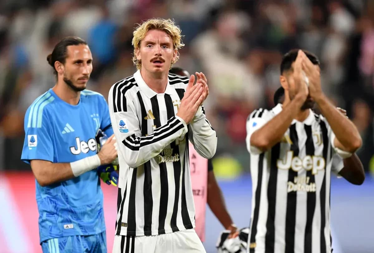 Juventus players applauding fans after match