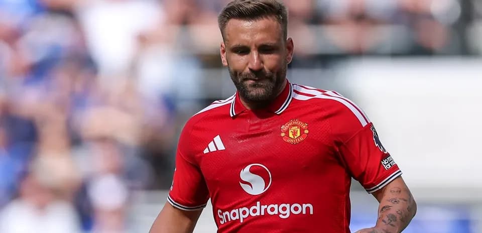 Player in red Manchester United jersey on field