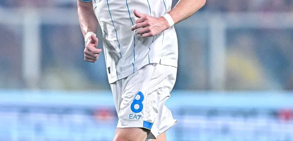 Player in Napoli kit running during match