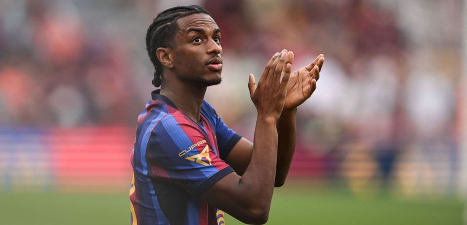 Alejandro Balde Set to Leave Barcelona as Manchester United Initiates Transfer Talks