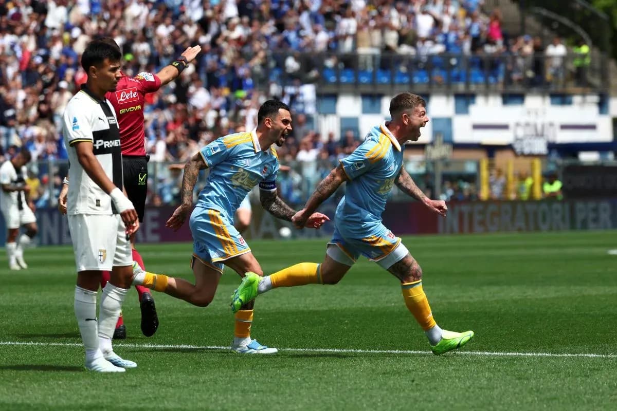 Players celebrating goal during Como vs Parma match Players celebrating goal during Como vs Parma match
