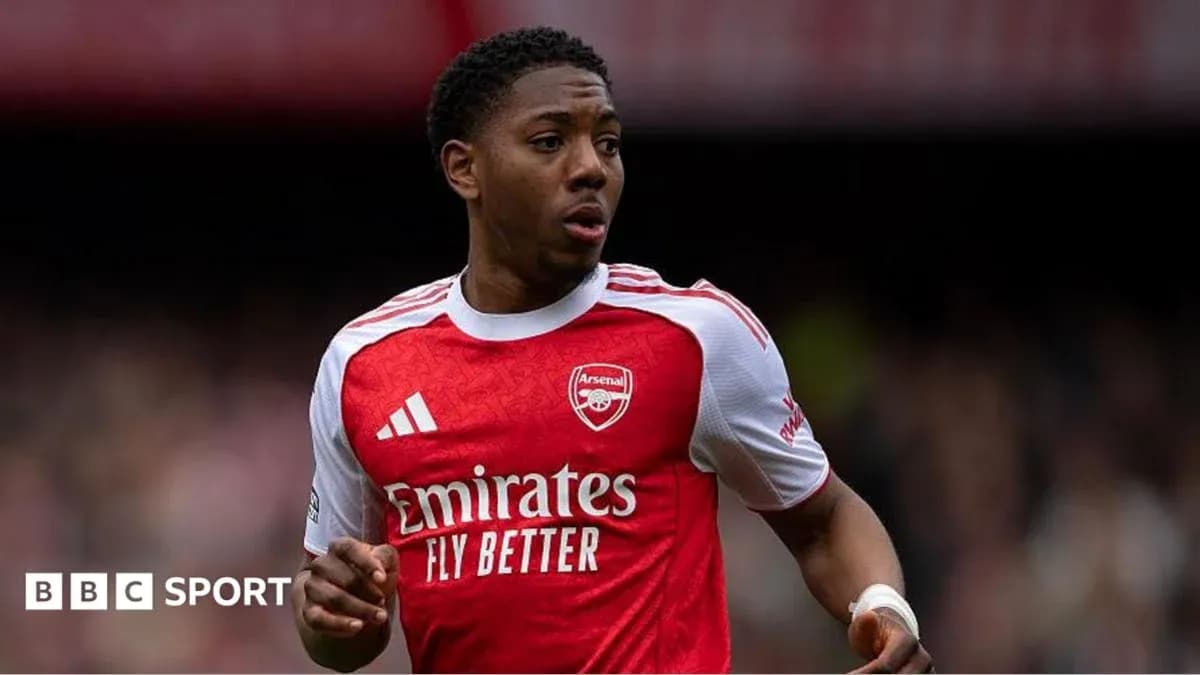 Player in Arsenal kit during match action Player in Arsenal kit during match action