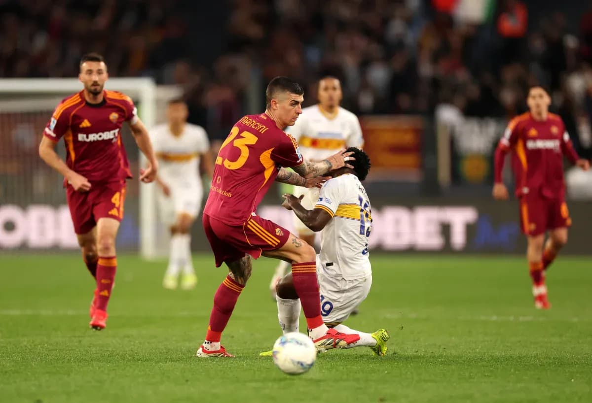 Players competing during Lecce vs AS Roma match Players competing during Lecce vs AS Roma match