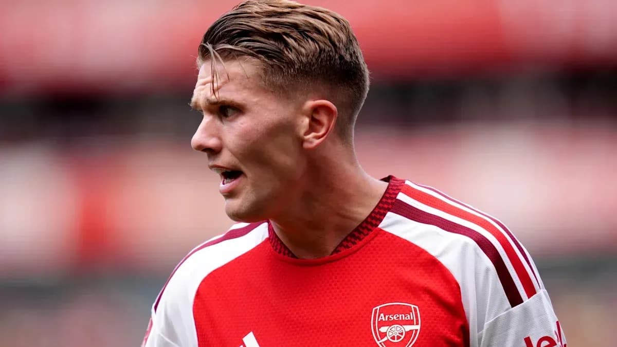 Player in Arsenal kit during match action Player in Arsenal kit during match action