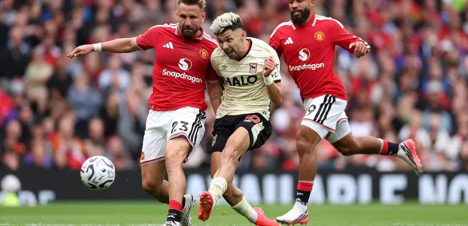 Manchester United players contesting the ball Manchester United players contesting the ball