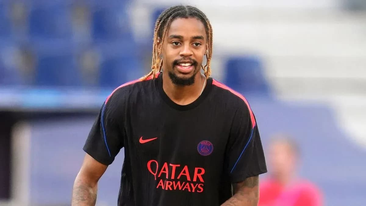 Player training in Paris Saint-Germain jersey Player training in Paris Saint-Germain jersey