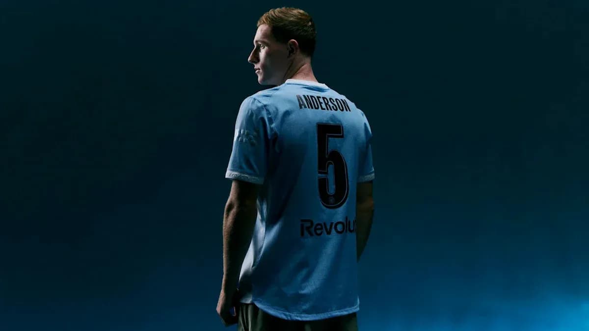 Player wearing jersey with number 5 and name Anderson Player wearing jersey with number 5 and name Anderson