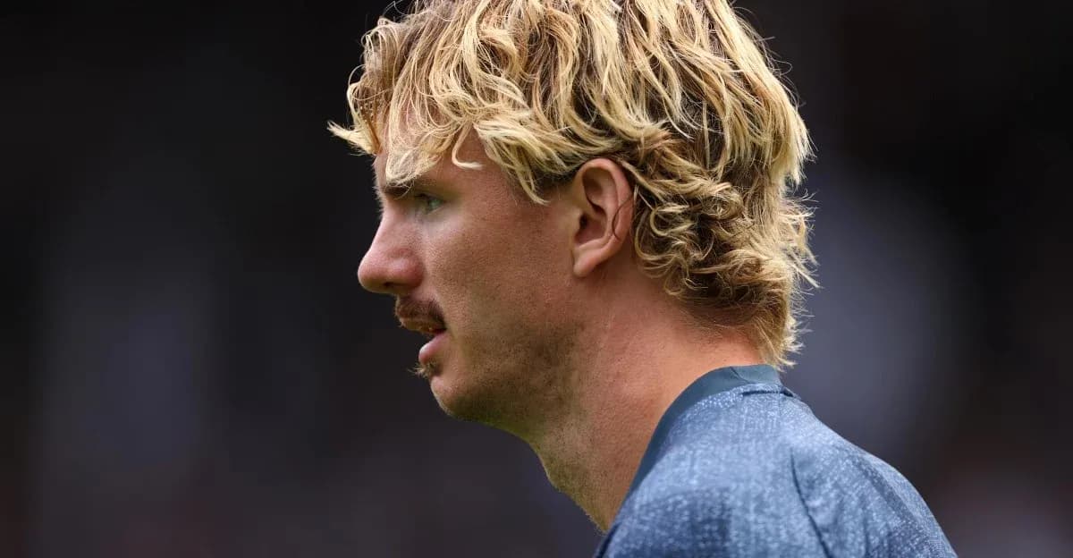 Player with blonde curly hair in profile Player with blonde curly hair in profile