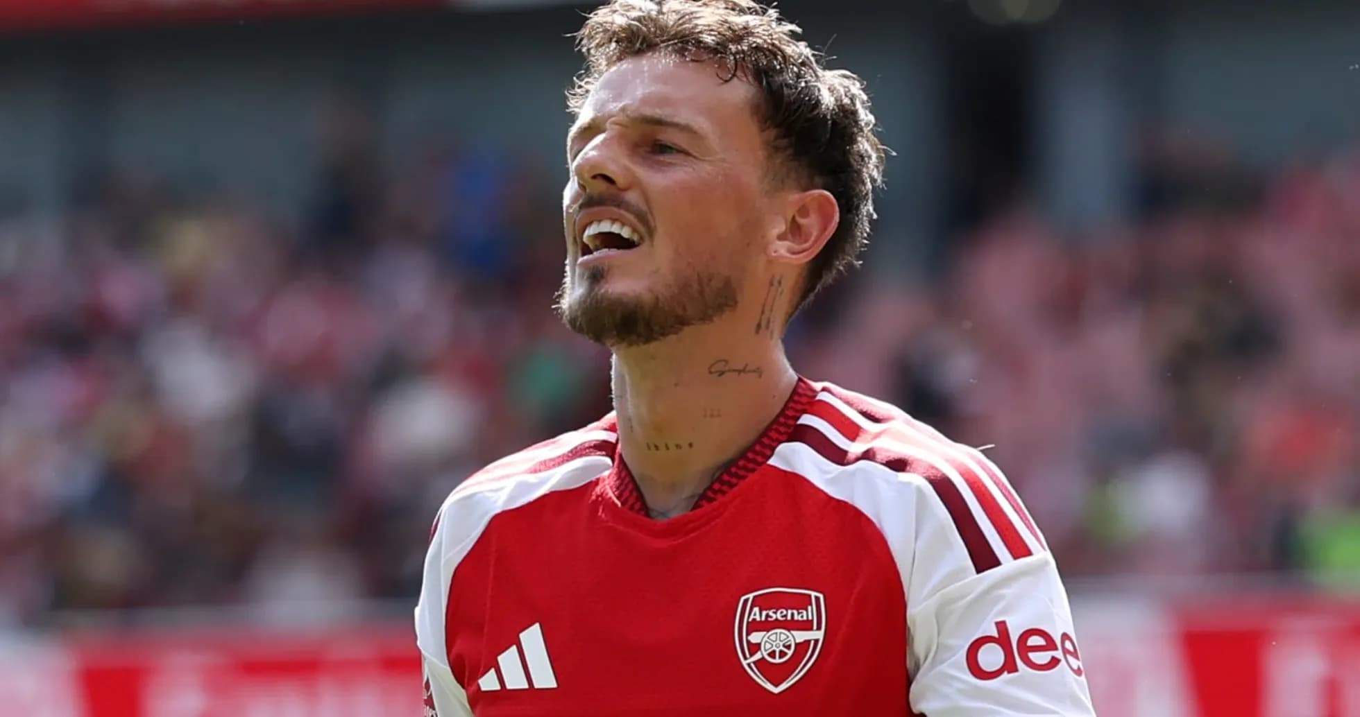 Player in Arsenal kit during match action Player in Arsenal kit during match action