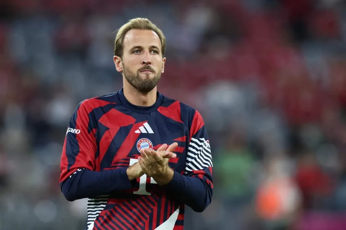 Player applauding in Bayern Munich training kit Player applauding in Bayern Munich training kit