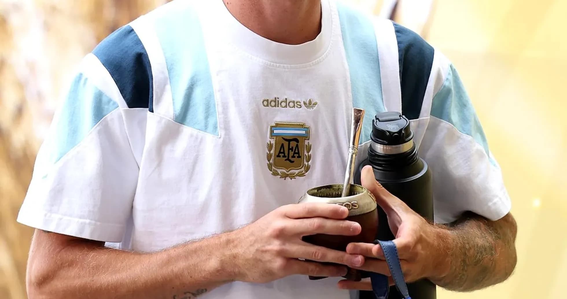 Player holding a mate cup and water bottle Player holding a mate cup and water bottle