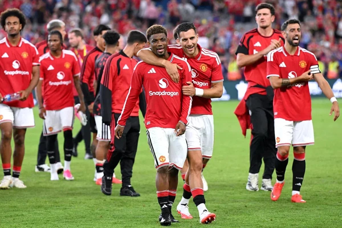 Manchester United players celebrating on the pitch Manchester United players celebrating on the pitch