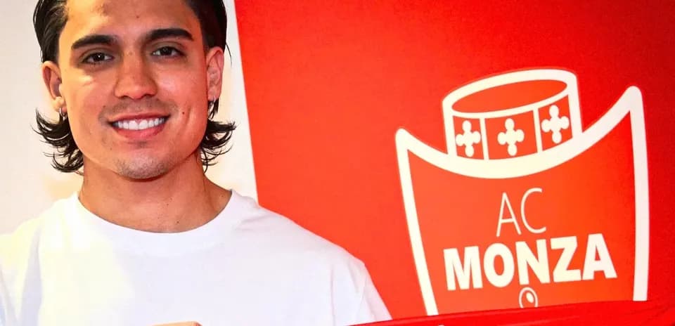 Player holding AC Monza scarf in front of logo Player holding AC Monza scarf in front of logo