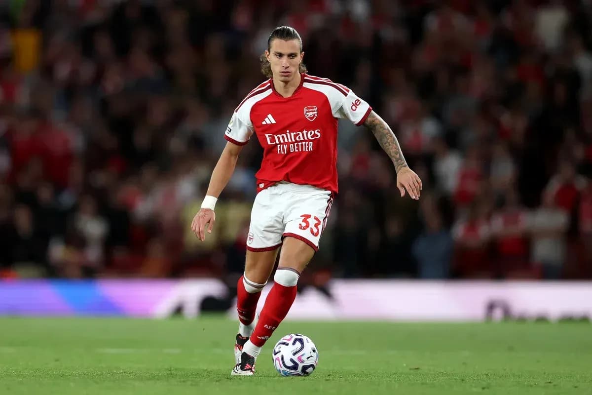 Player in Arsenal kit dribbling a soccer ball Player in Arsenal kit dribbling a soccer ball