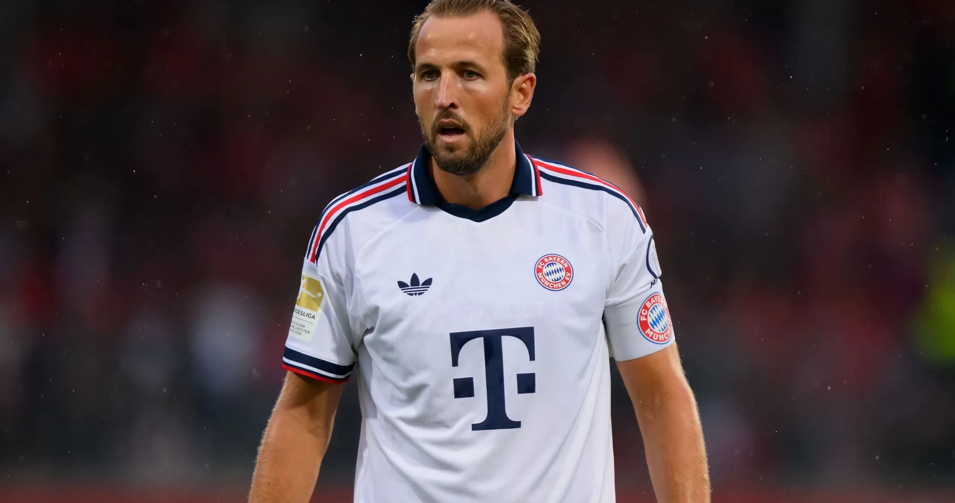 Player wearing Bayern Munich jersey on the pitch Player wearing Bayern Munich jersey on the pitch