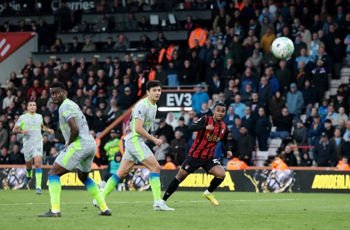 Manchester City players defending against Bournemouth attack Manchester City players defending against Bournemouth attack