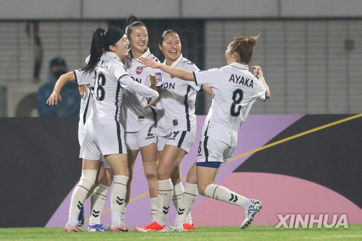 Players celebrating a goal during WK-League match Players celebrating a goal during WK-League match