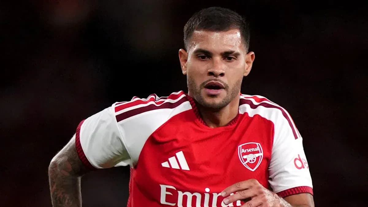 Player in Arsenal kit during match action Player in Arsenal kit during match action
