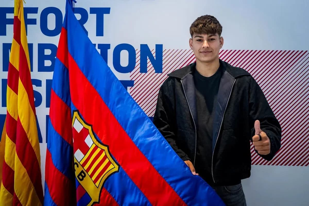 Player posing with FC Barcelona flag at event Player posing with FC Barcelona flag at event