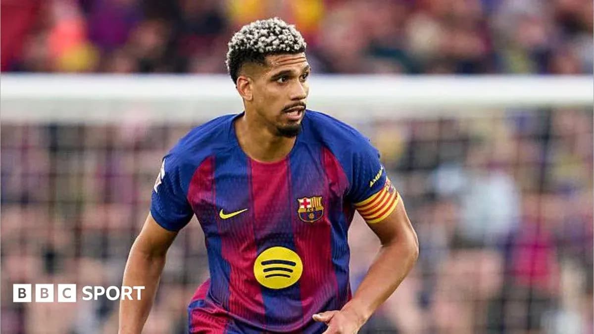 Player in FC Barcelona kit during match action Player in FC Barcelona kit during match action