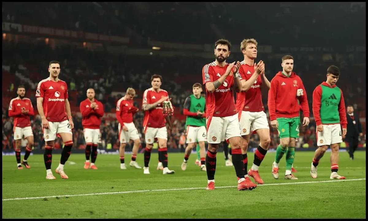 Manchester United players applauding fans after match Manchester United players applauding fans after match