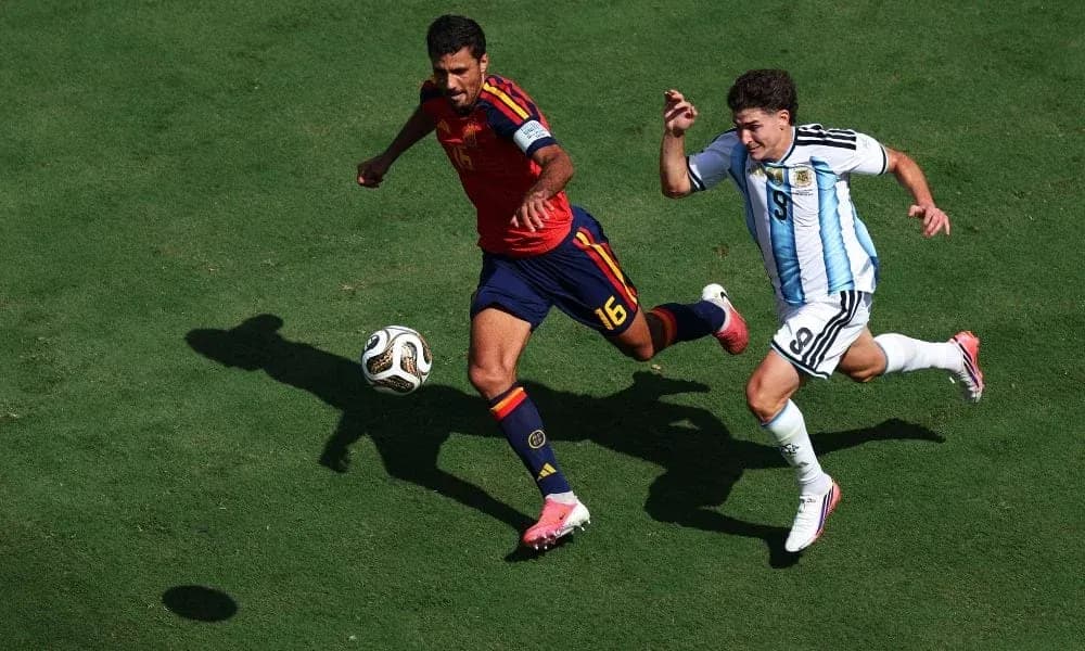 Spanish and Argentine players contesting the ball Spanish and Argentine players contesting the ball