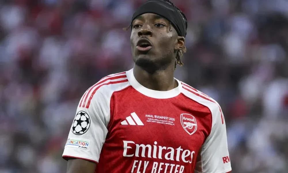 Player in Arsenal jersey during match action Player in Arsenal jersey during match action