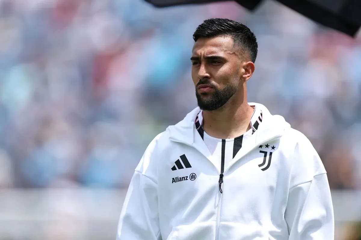Player in Juventus gear during match preparation Player in Juventus gear during match preparation