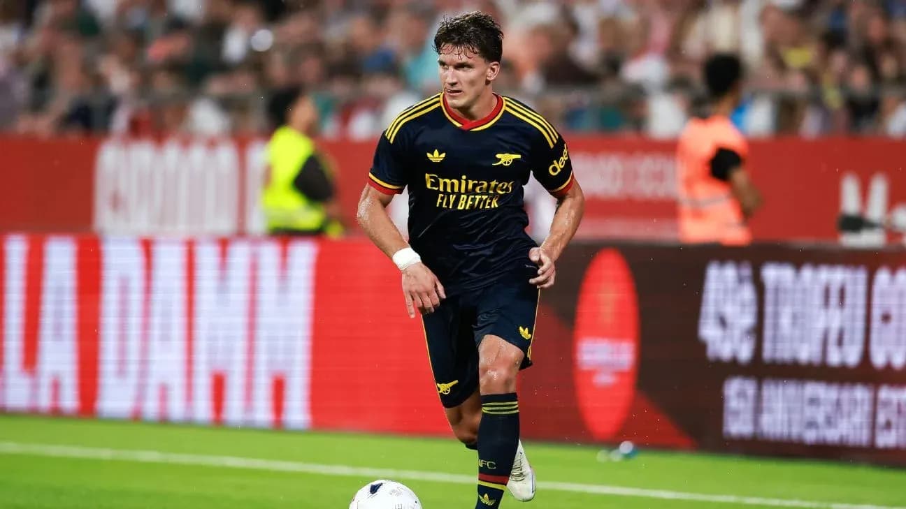 Player in Arsenal kit running with the ball Player in Arsenal kit running with the ball