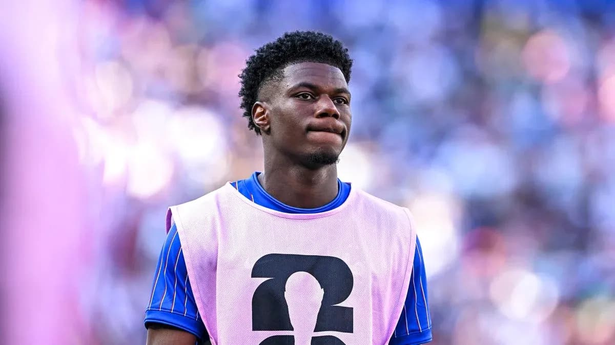 Player wearing pink training bib on sidelines Player wearing pink training bib on sidelines