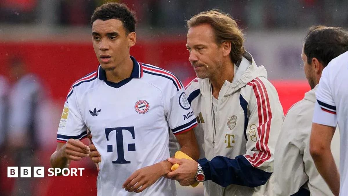 Bayern Munich player interacting with coaching staff Bayern Munich player interacting with coaching staff