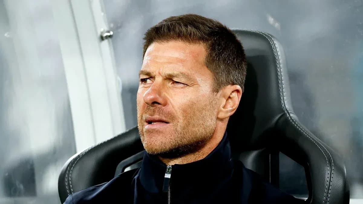 Coach sitting on bench during match observation Coach sitting on bench during match observation