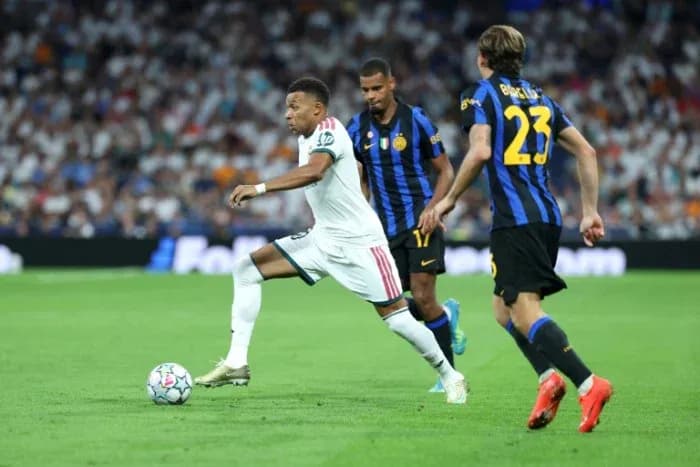 Kylian Mbappé dribbling past defenders during match Kylian Mbappé dribbling past defenders during match
