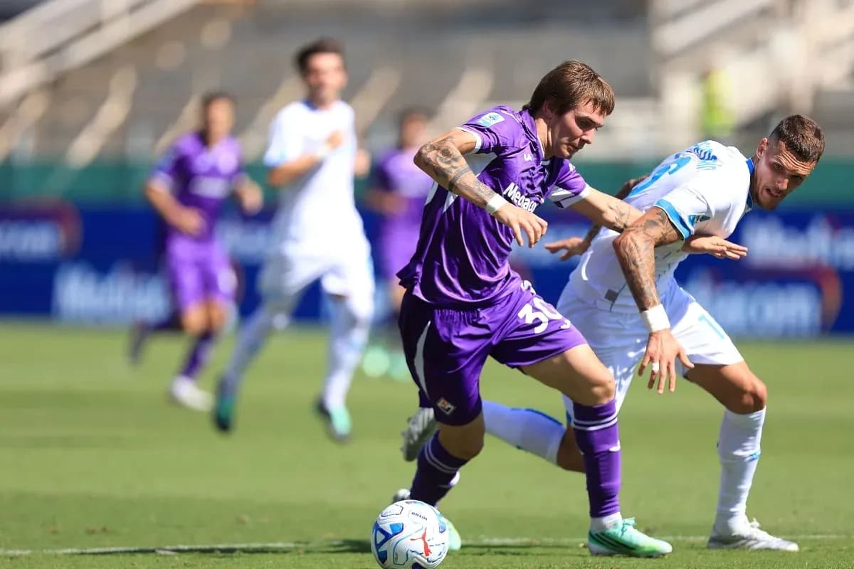 Fiorentina player dribbling against Napoli opponent Fiorentina player dribbling against Napoli opponent